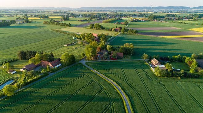 Ländlicher Raum mit Feldern und Bauernhöfen